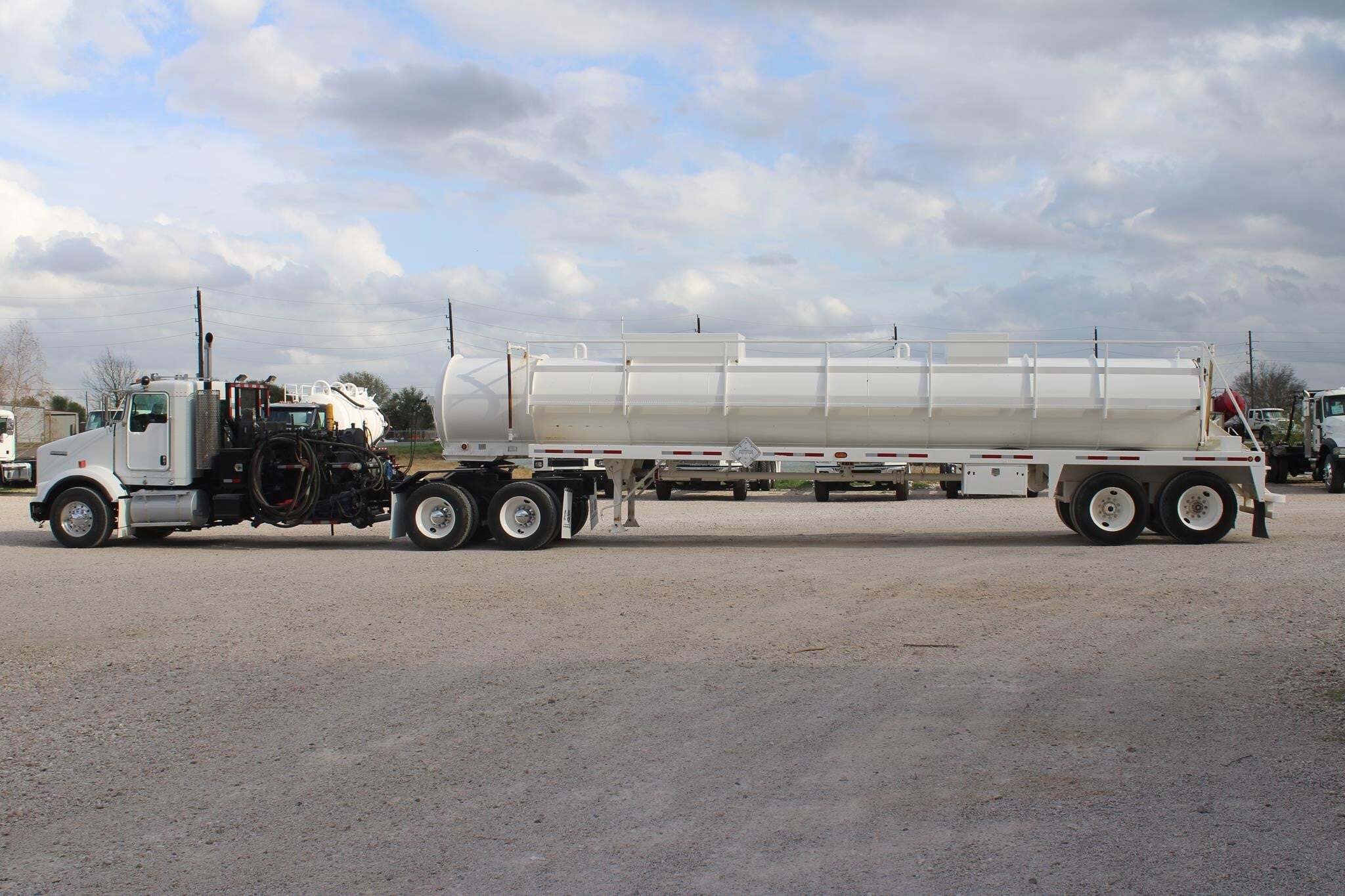 2011 KENWORTH T800 in Brookshire, TX