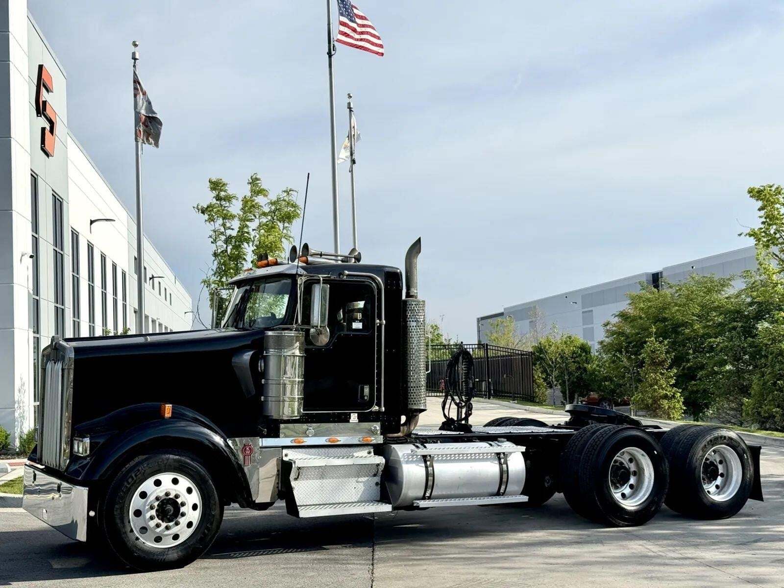 2004 KENWORTH W900 in New Lenox, IL