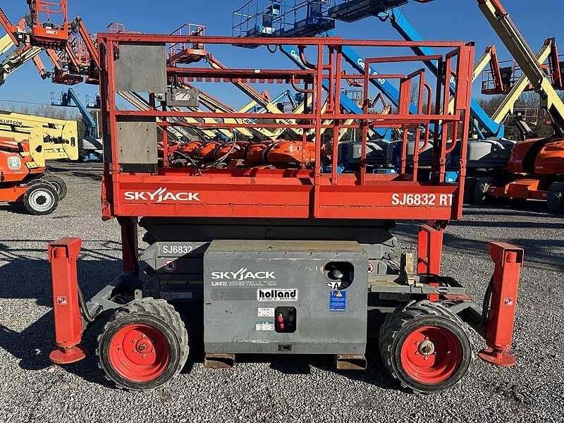 2013 SKYJACK SJ6832RT in East Bethany, NY