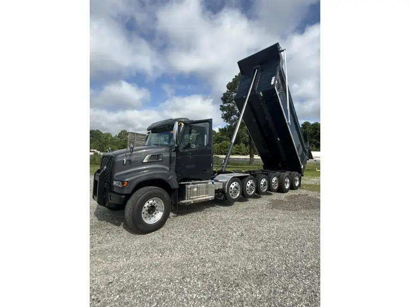 2027 VOLVO VHD104F300