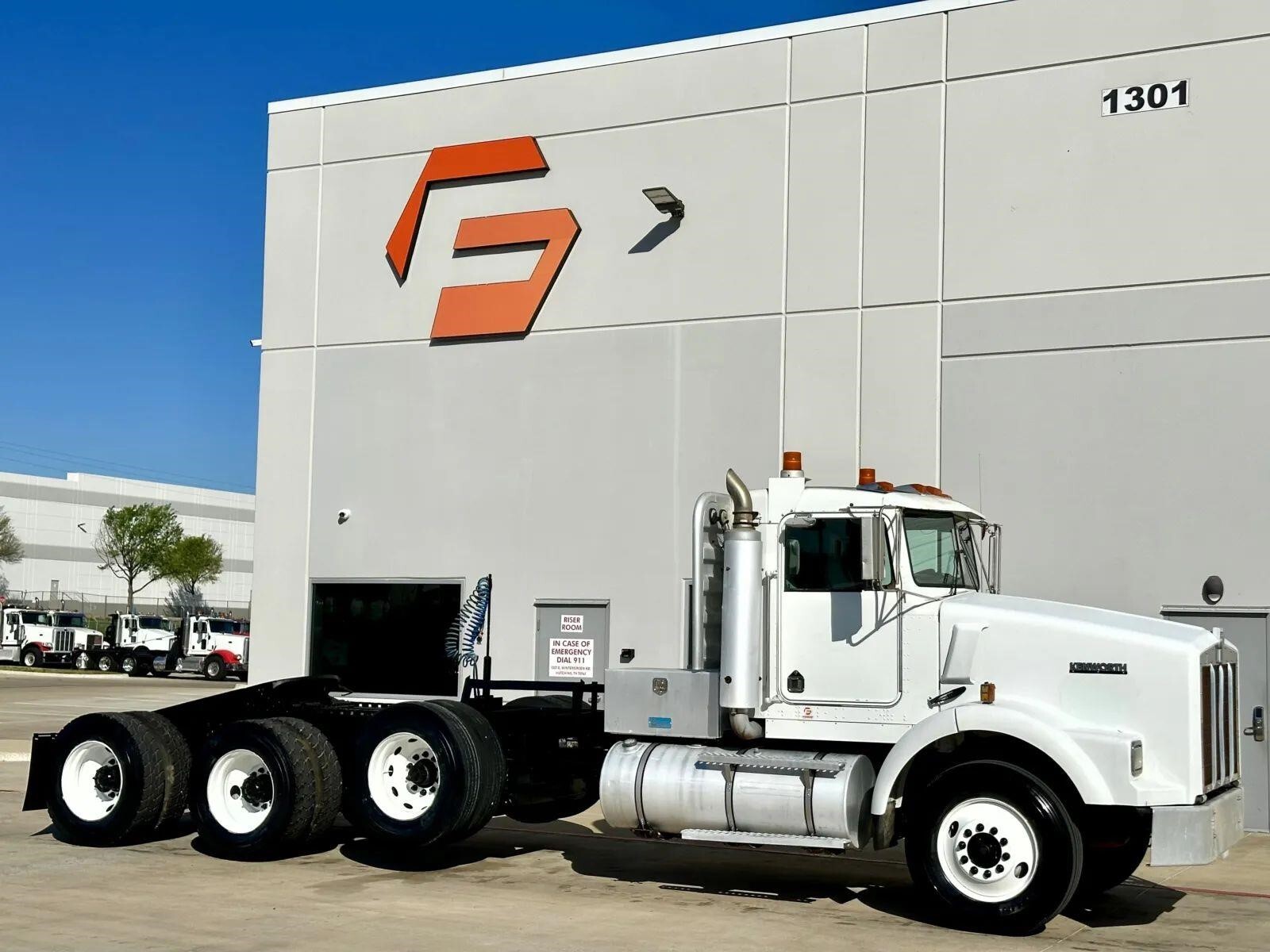 2001 KENWORTH T800 in Hutchins, TX