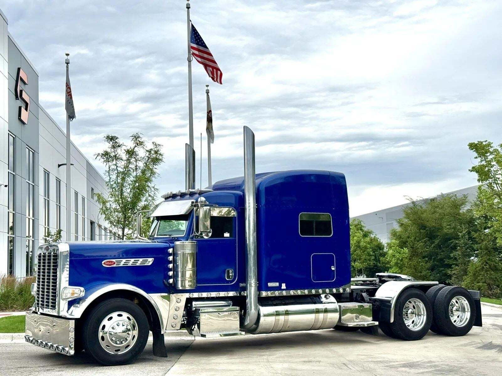 2016 PETERBILT 389 in New Lenox, IL