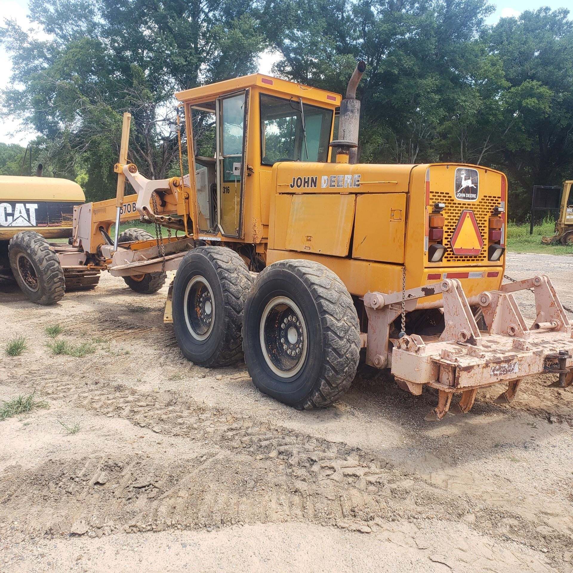 DEERE 670B in Hughes Springs, TX