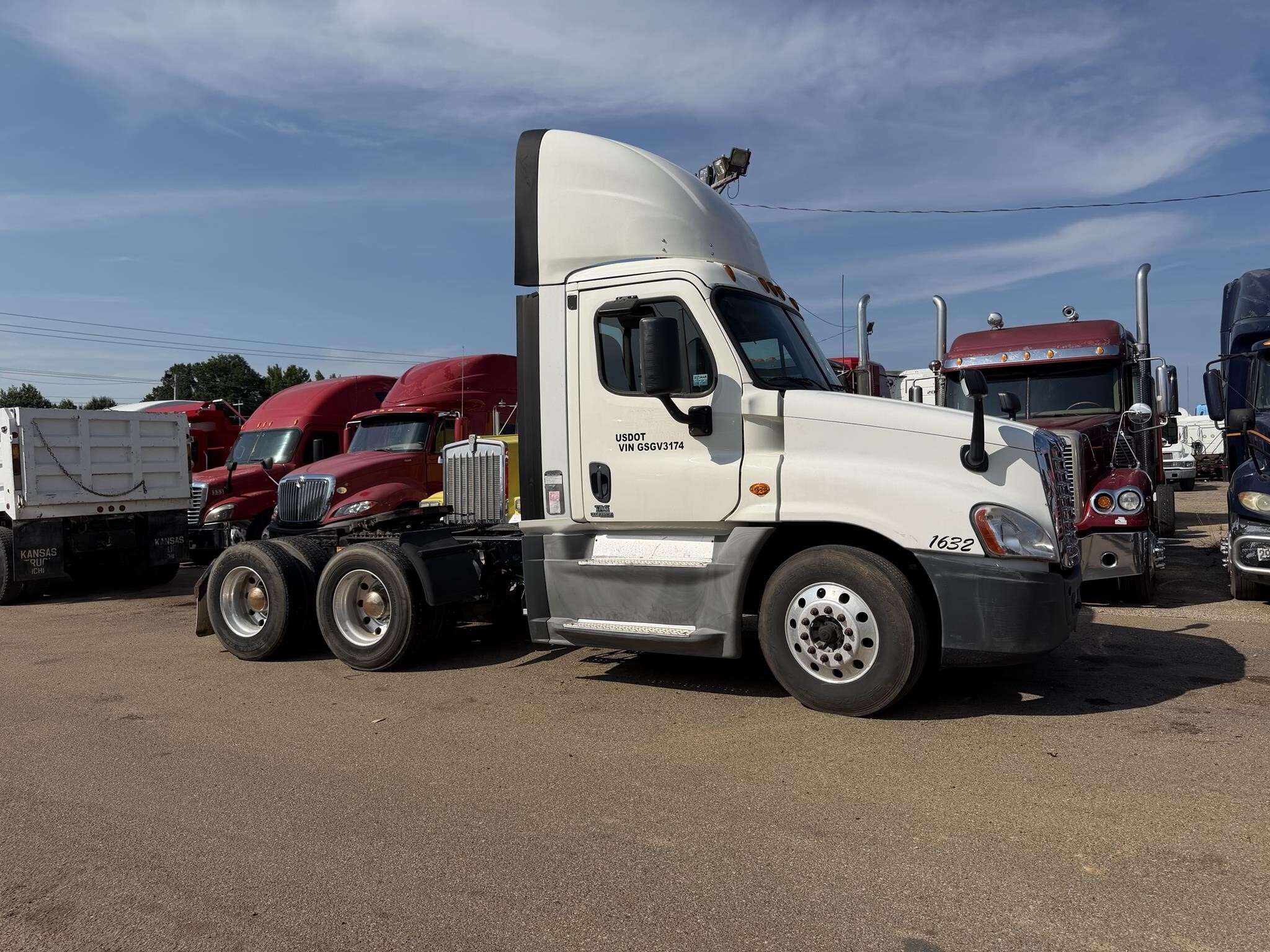 2016 FREIGHTLINER CASCADIA 125 in Covington, TN