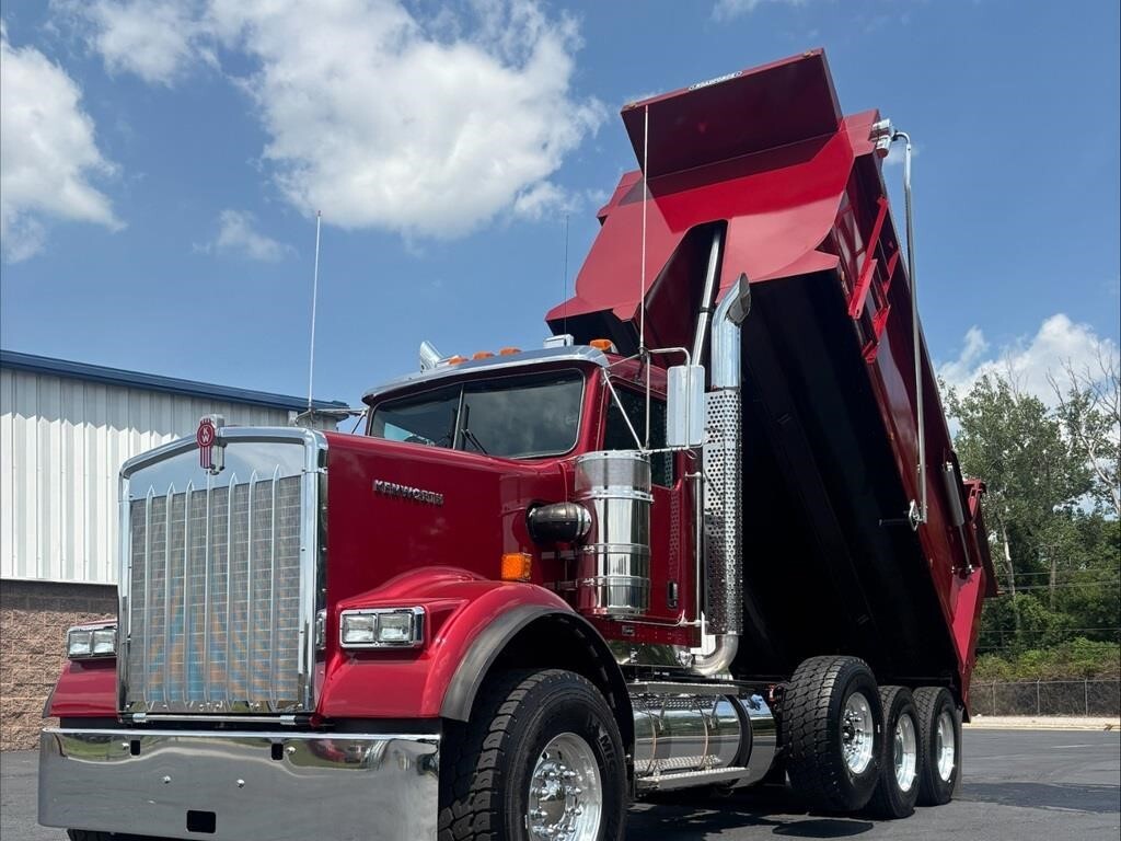 2027 KENWORTH W900 in Knoxville, TN