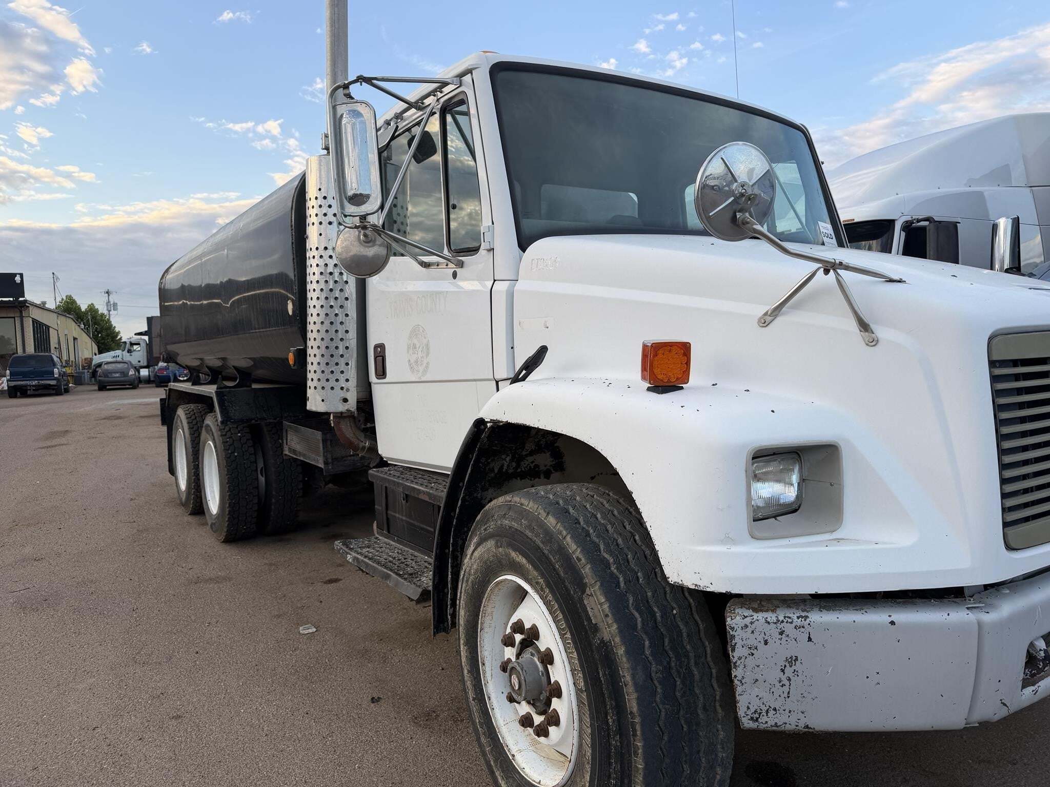 2000 FREIGHTLINER FL80 in Covington, TN