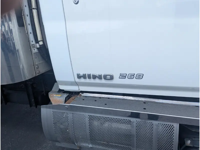 2017 HINO 268A