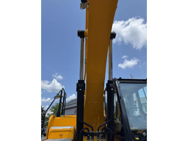 2025 JCB 220X