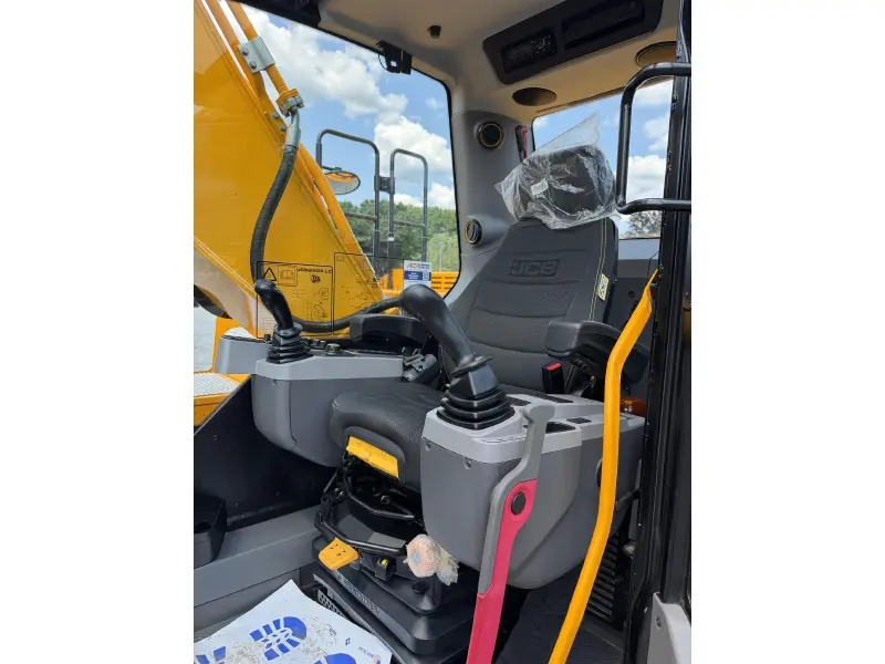 2025 JCB 220X
