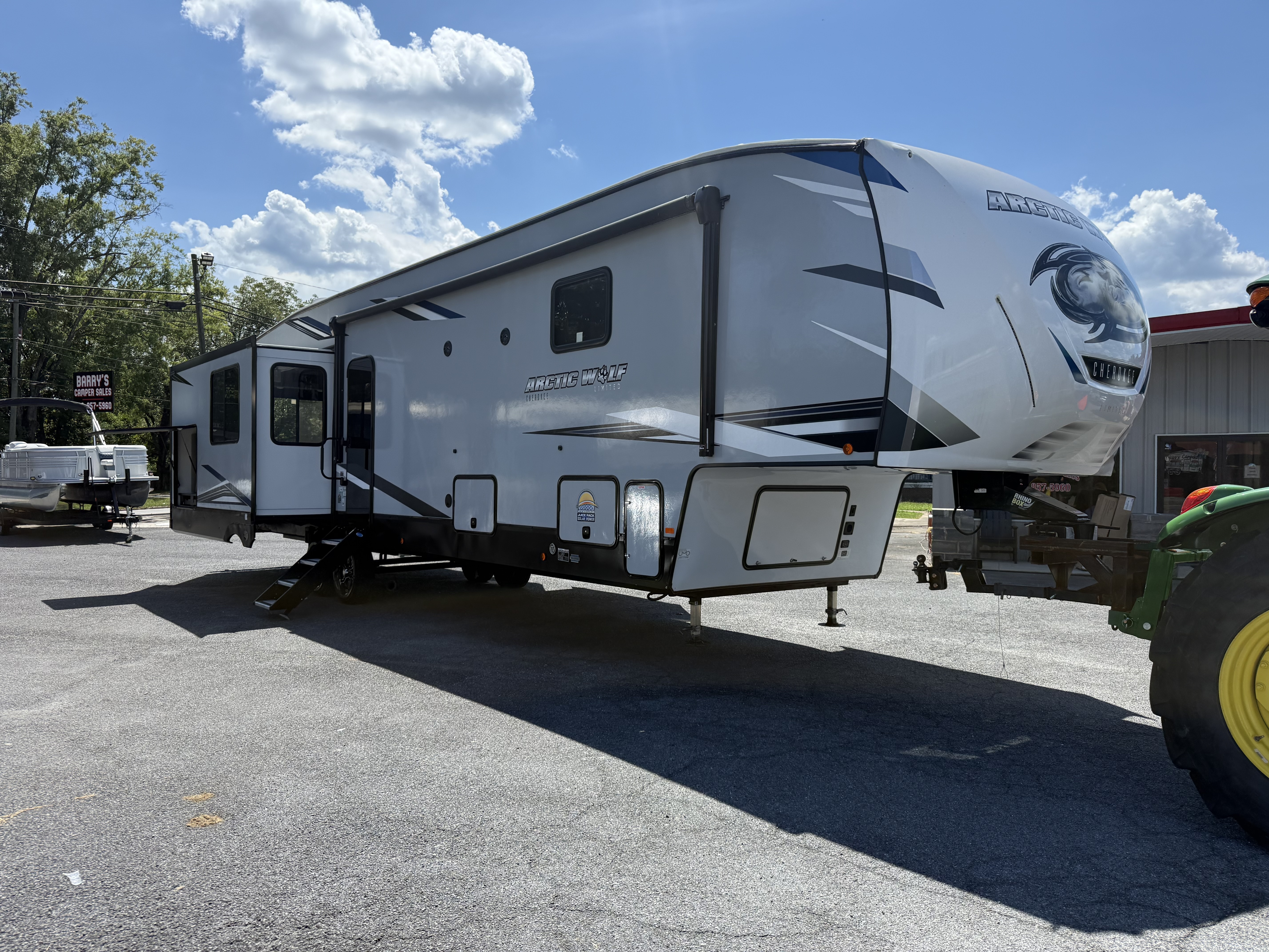 2022 Forest River CHEROKEE ARCTIC WOLF 3660 SUITE in summerville GA