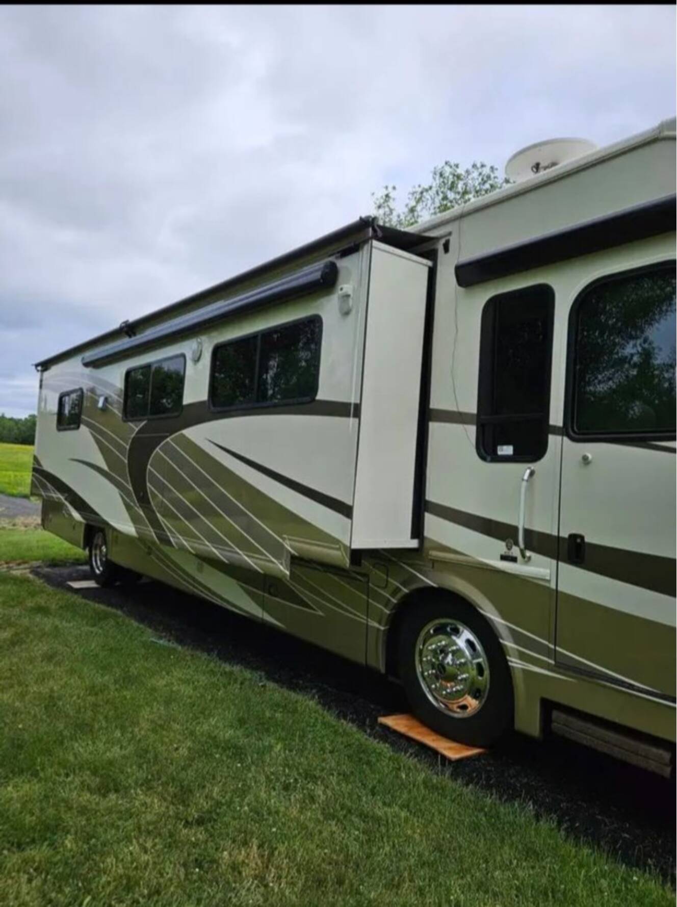 A photo of this 2013 Thor Motor Coach Tuscany XTE 40EX