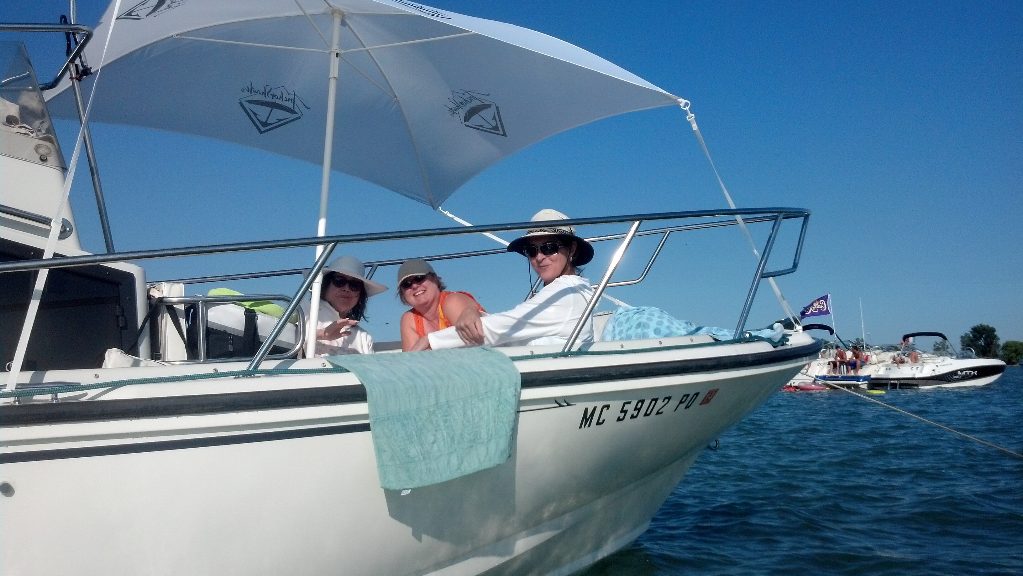 1994 Boston Whaler 240 OUTRAGE Center Console Boat boat