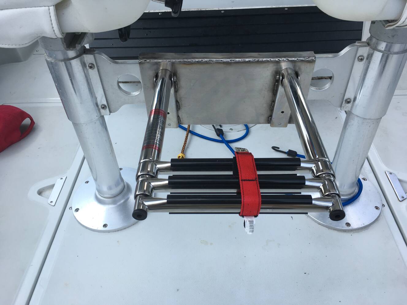 A photo of this 1994 Boston Whaler 240 OUTRAGE