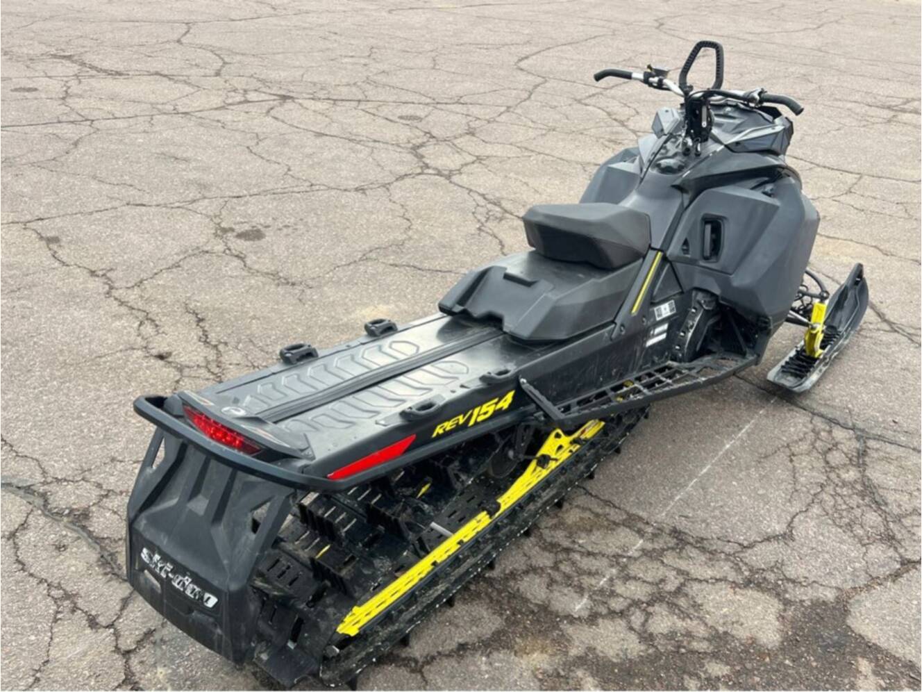 A photo of this 2017 Ski-Doo Summit X 850 E-Tec 154"
