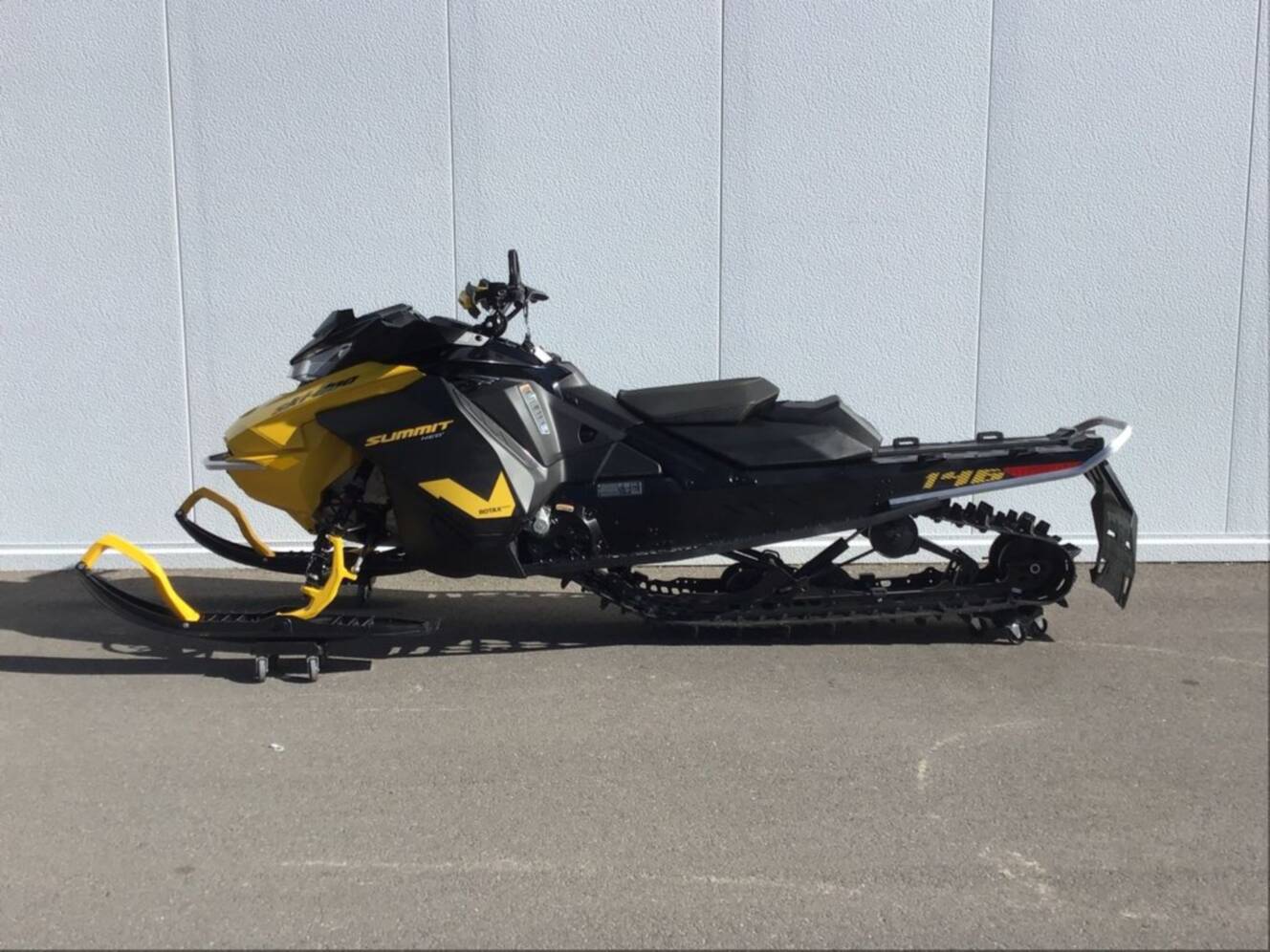 A photo of this 2025 Ski-Doo Summit® NEO 600 EFI - 85 H_Al Hurricane 1.75 with Fl