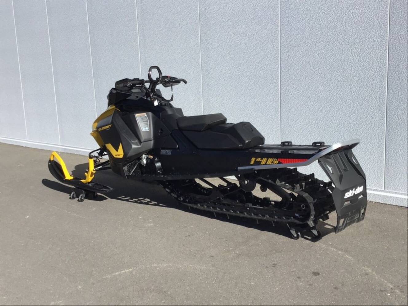 A photo of this 2025 Ski-Doo Summit® NEO 600 EFI - 85 H_Al Hurricane 1.75 with Fl