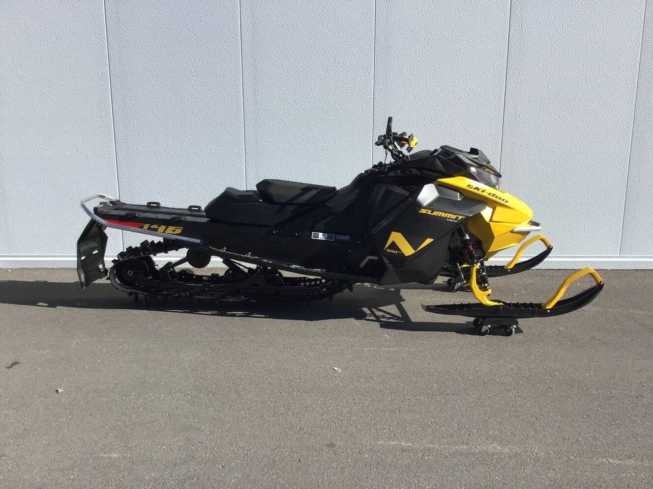A photo of this 2025 Ski-Doo Summit® NEO 600 EFI - 85 H_Al Hurricane 1.75 with Fl