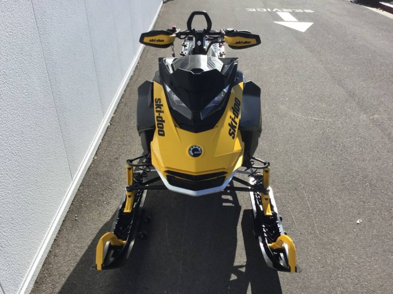 A photo of this 2025 Ski-Doo Summit® NEO 600 EFI - 85 H_Al Hurricane 1.75 with Fl