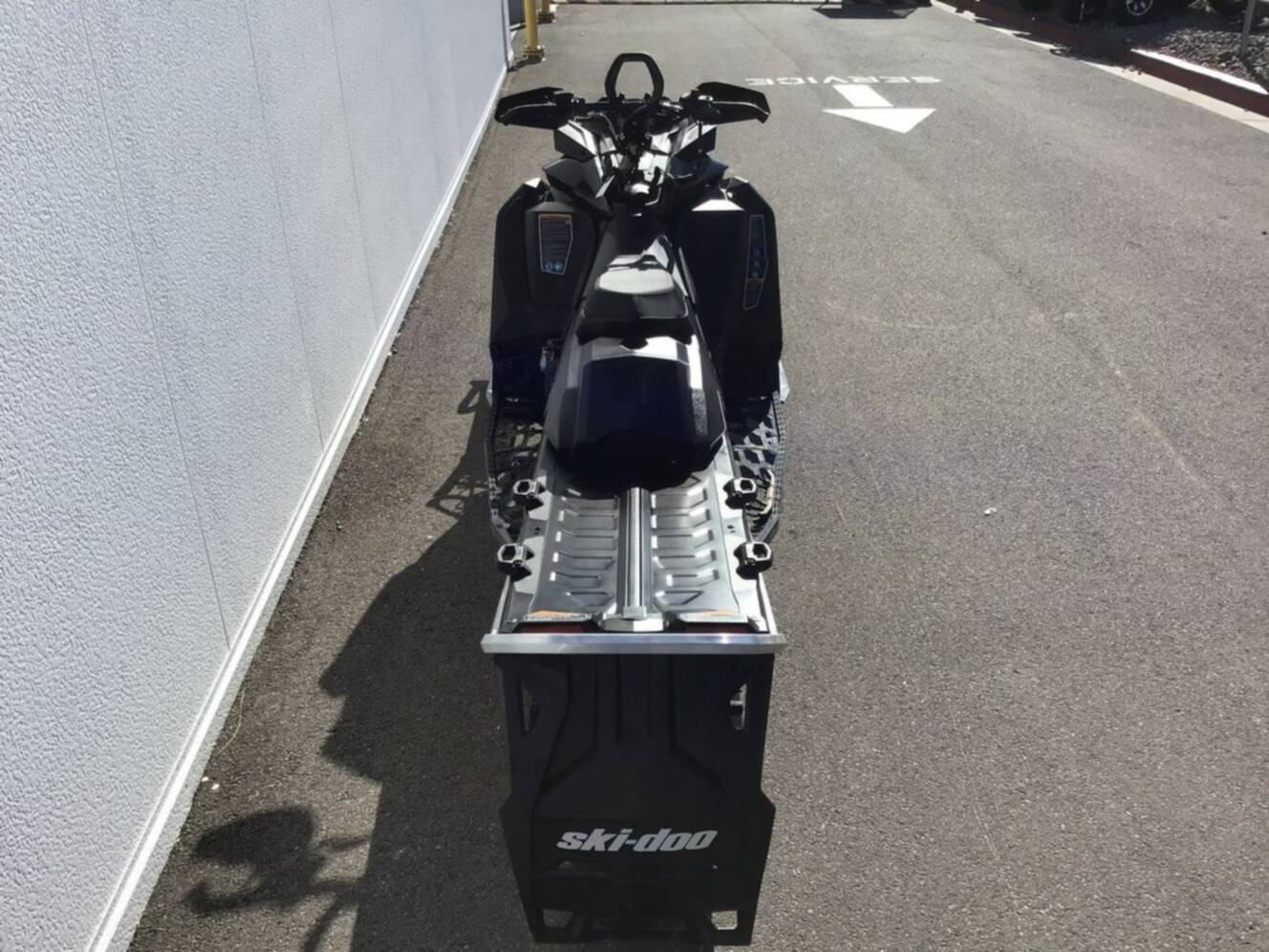 A photo of this 2025 Ski-Doo Summit® NEO 600 EFI - 85 H_Al Hurricane 1.75 with Fl