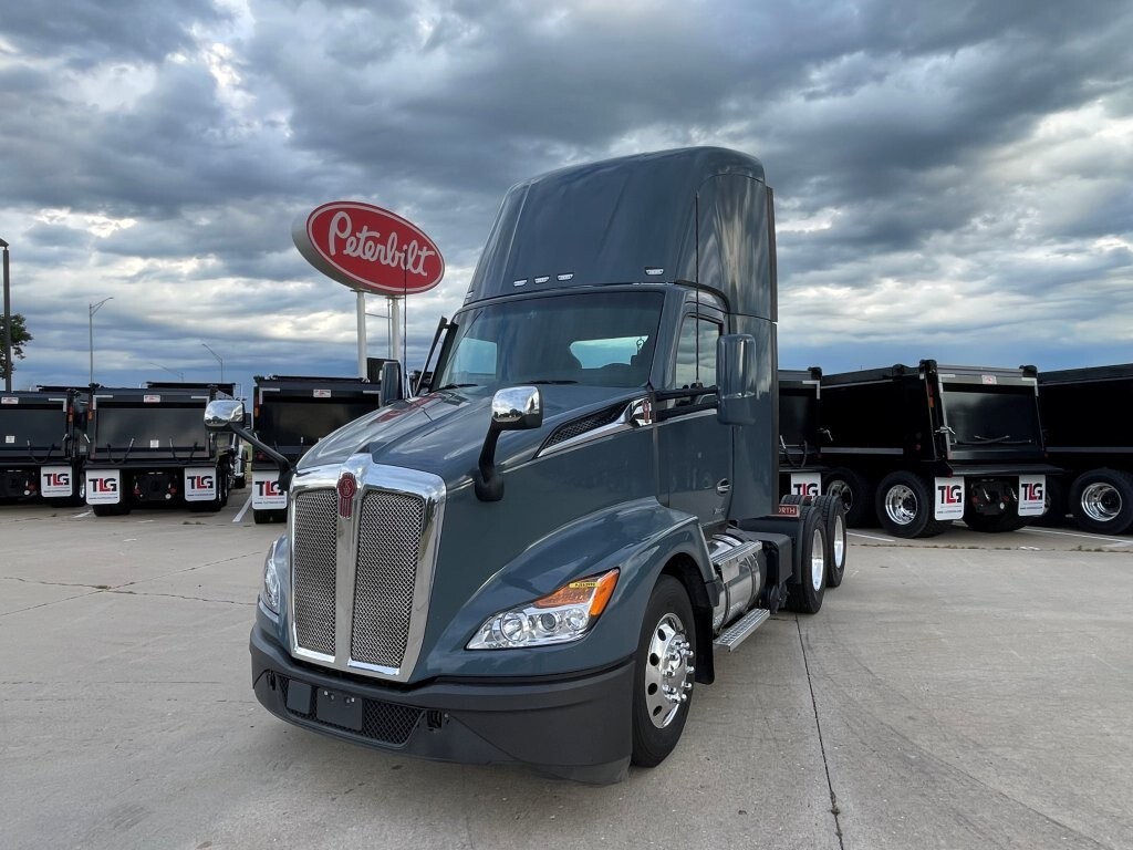 2023 KENWORTH T680 in Strafford, MO