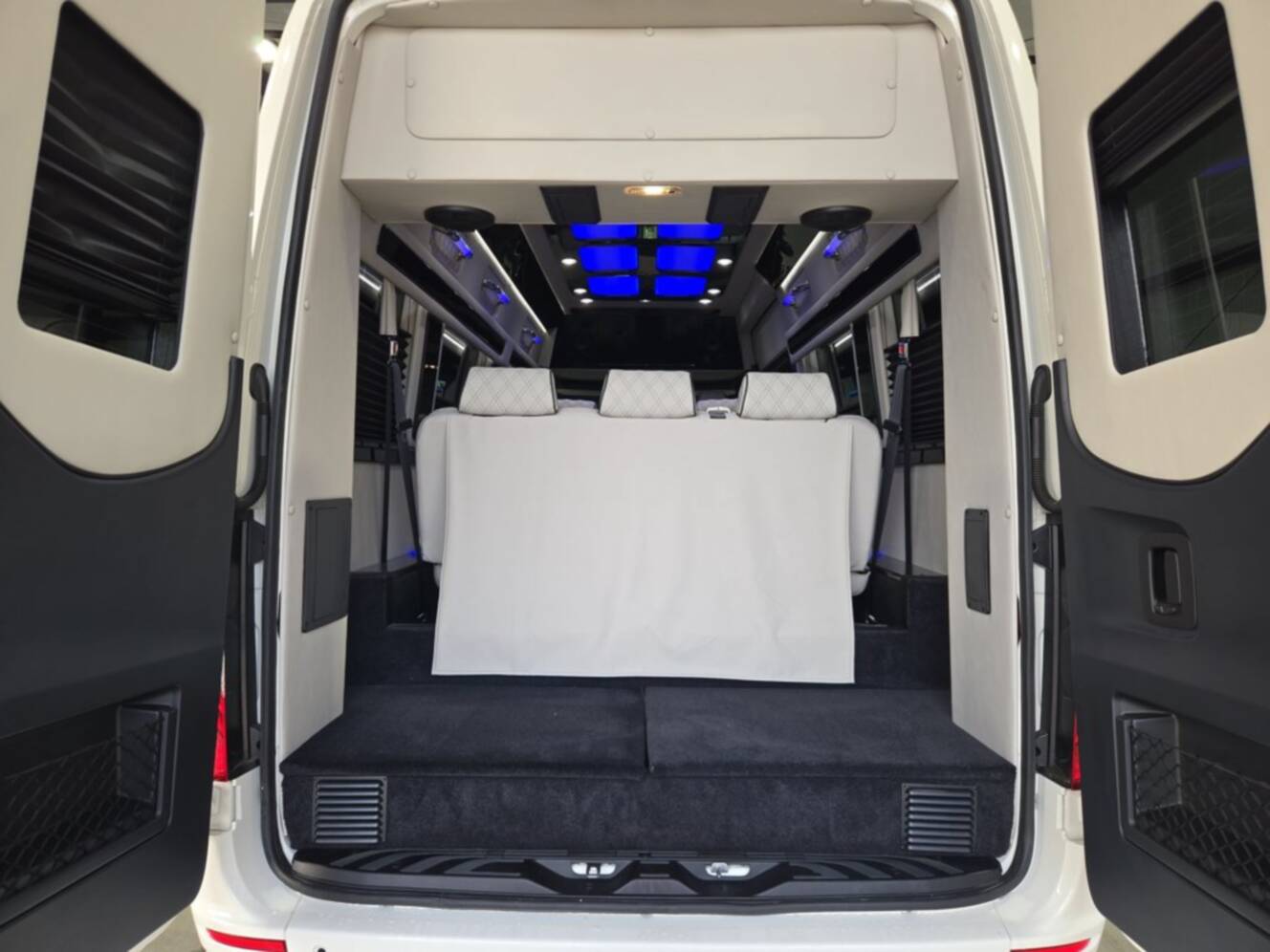 A photo of this 2027 Ultimate Toys FREEDOM 170 STD 9P