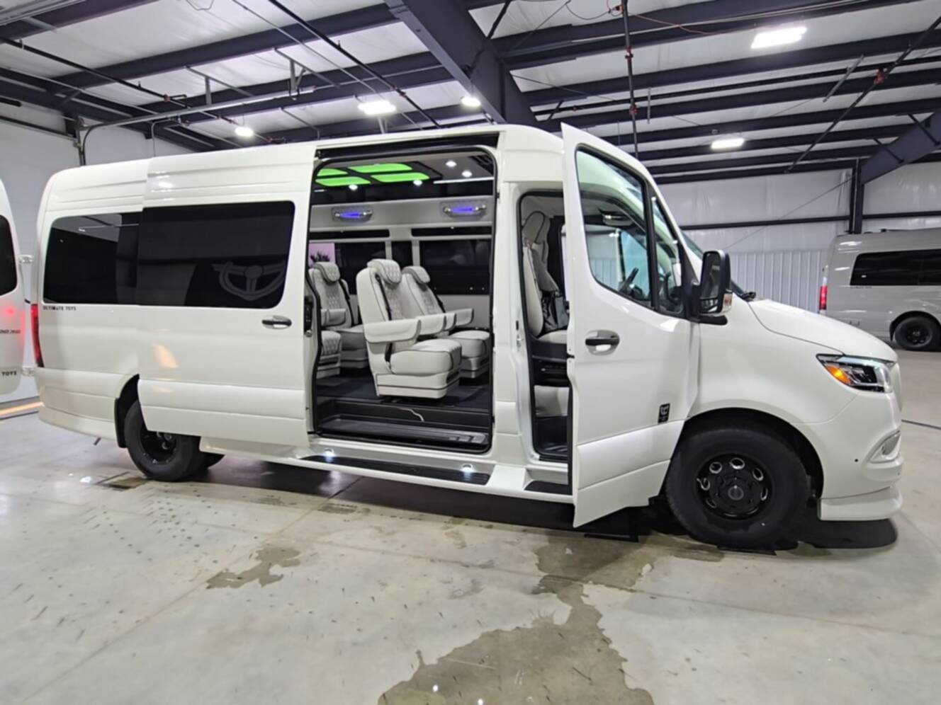 A photo of this 2027 Ultimate Toys FREEDOM 170 STD 9P