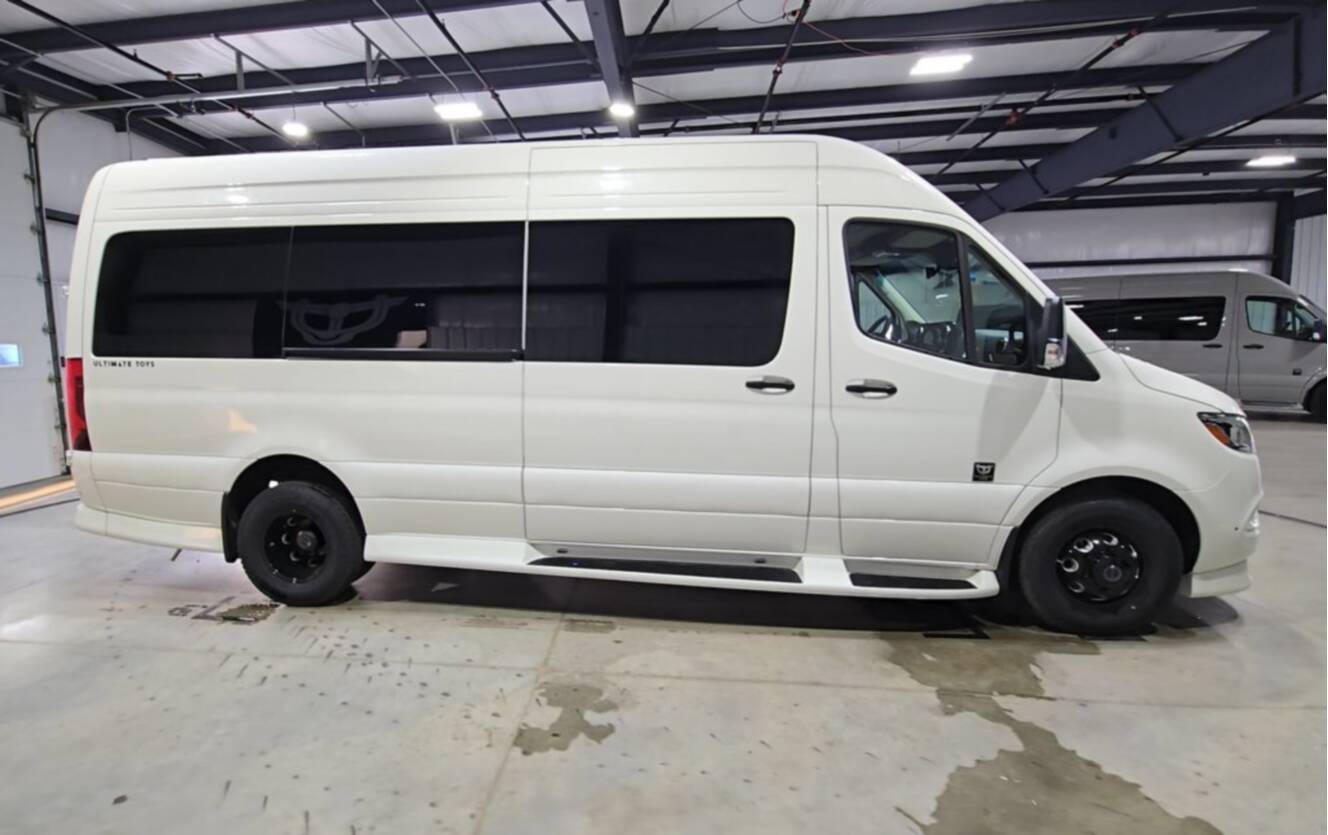 A photo of this 2027 Ultimate Toys FREEDOM 170 STD 9P