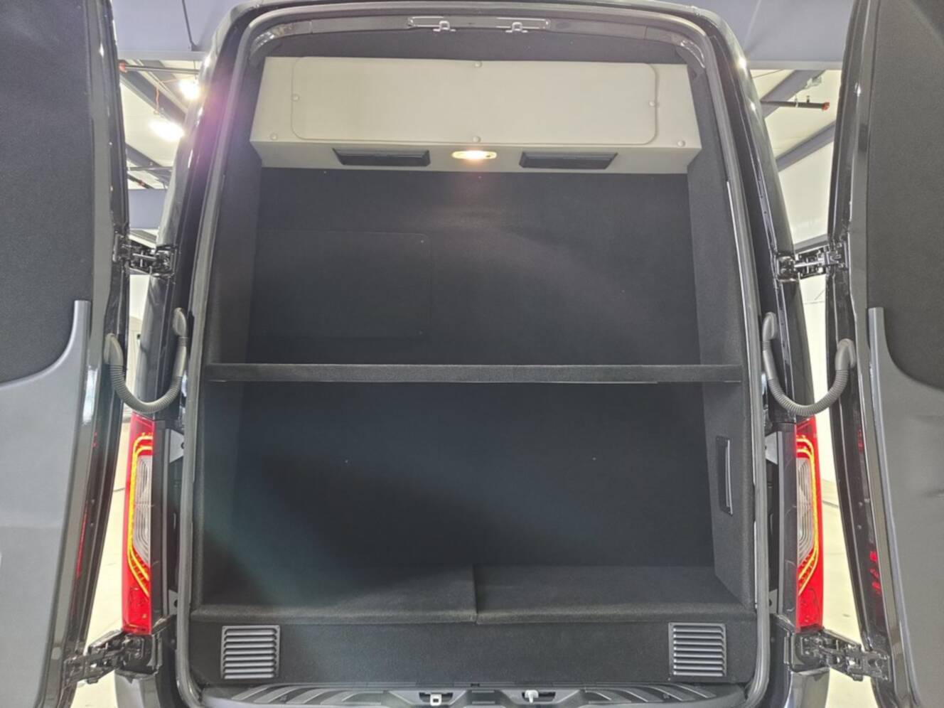 A photo of this 2027 Ultimate Toys LIMO J PRO