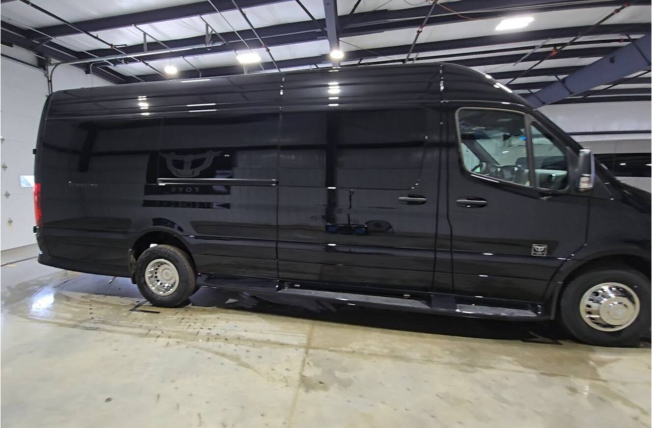 A photo of this 2027 Ultimate Toys LIMO J PRO