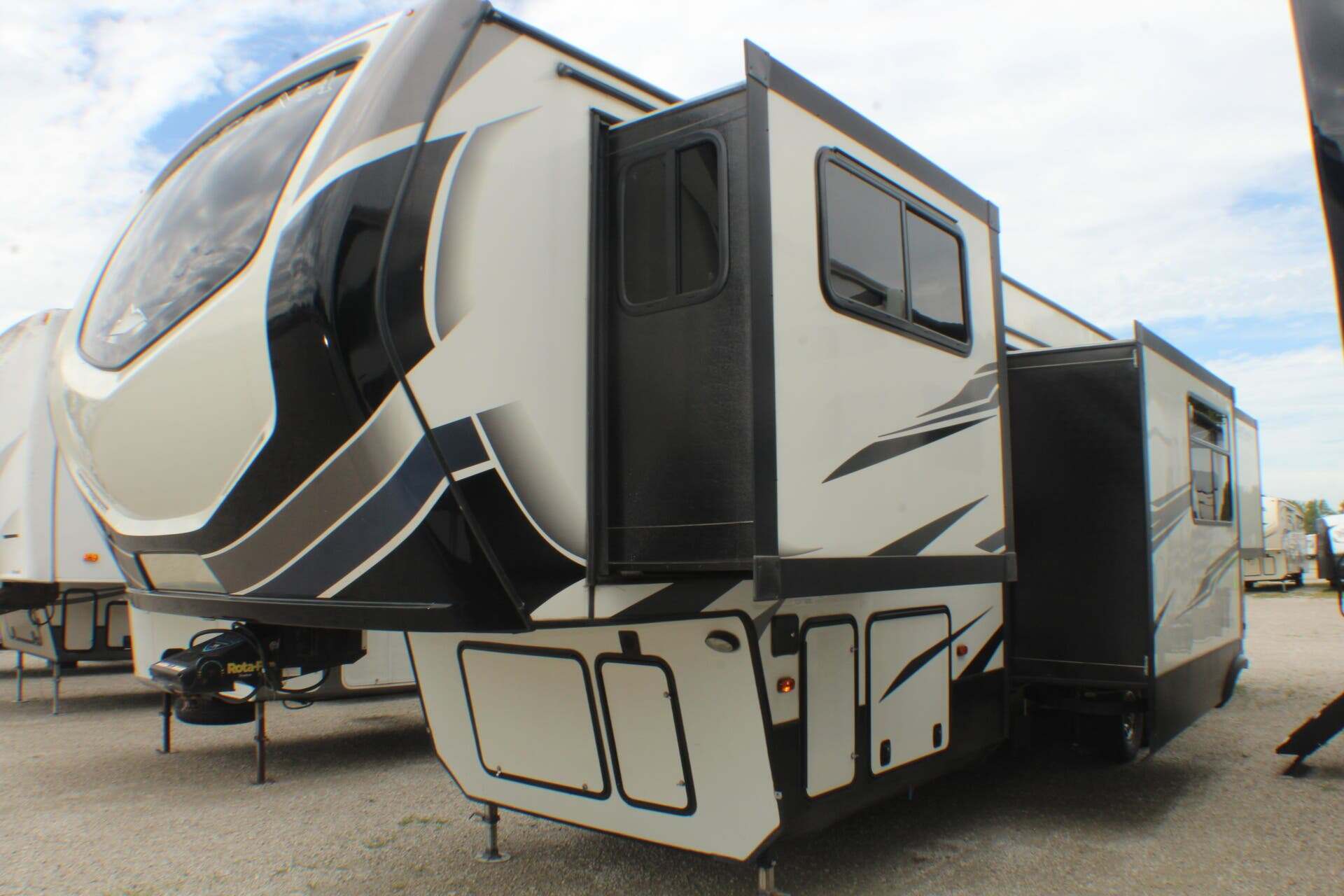 2021 Keystone Montana High Country 383TH in clyde OH