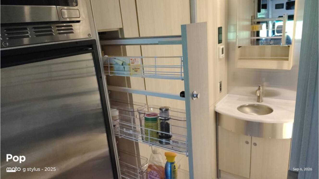 A photo of this 2025 Airstream Atlas Murphy Suite