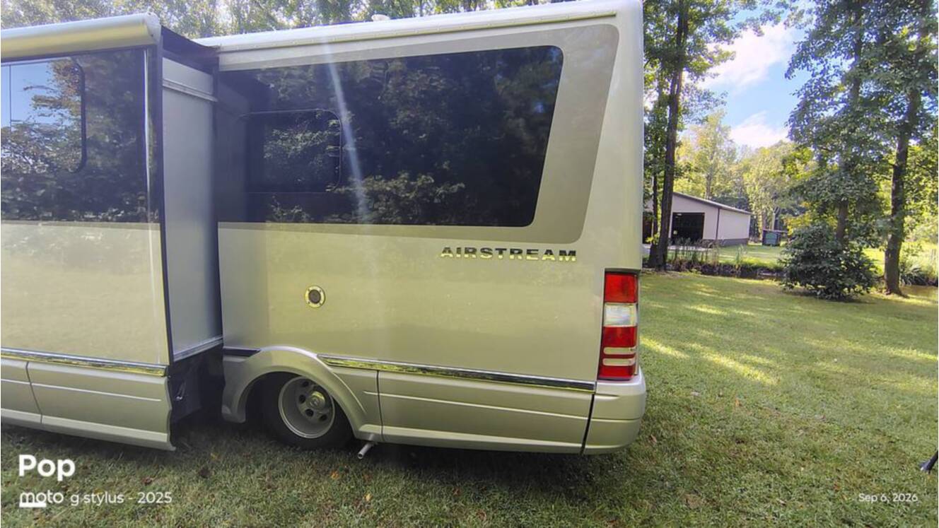 A photo of this 2025 Airstream Atlas Murphy Suite