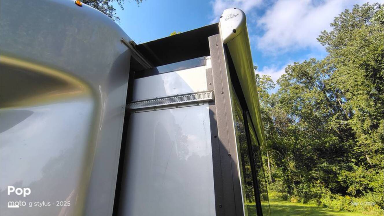 A photo of this 2025 Airstream Atlas Murphy Suite