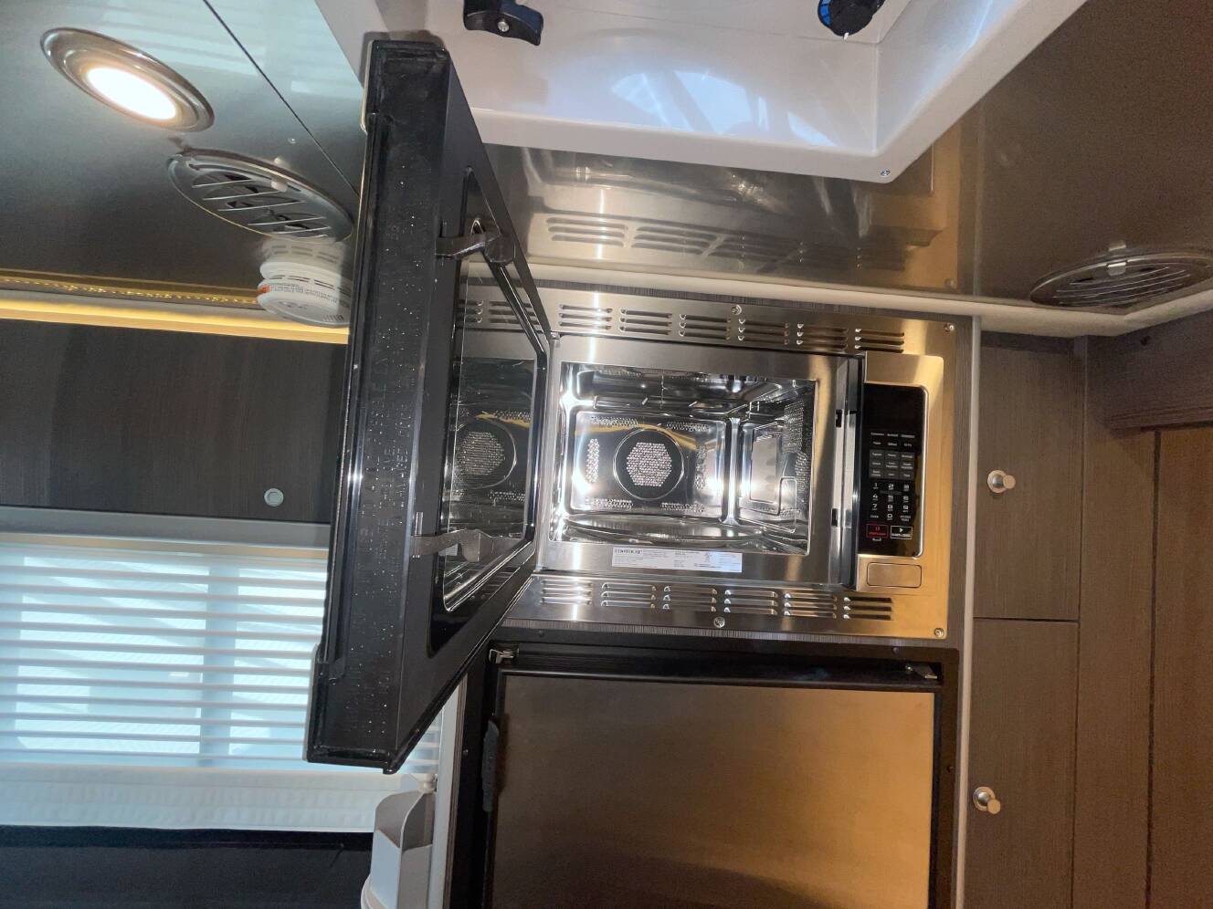 A photo of this 2022 Airstream ATLAS MURPHY SUITE