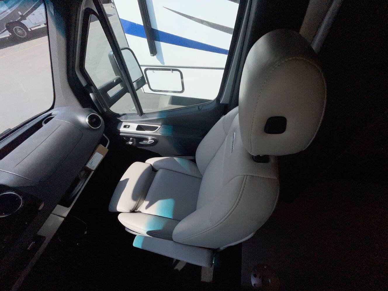 A photo of this 2022 Airstream ATLAS MURPHY SUITE