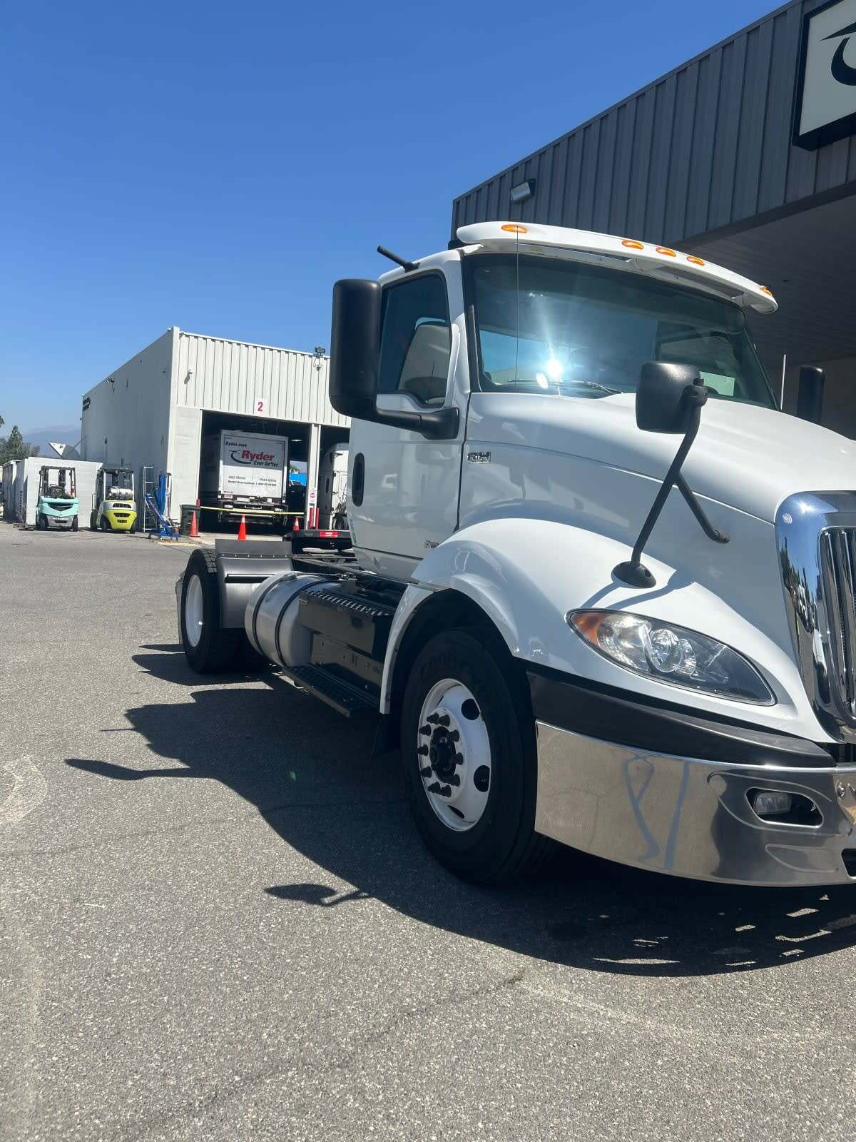 2019 INTERNATIONAL RH613 DAYCAB S/A in Pomona, CA