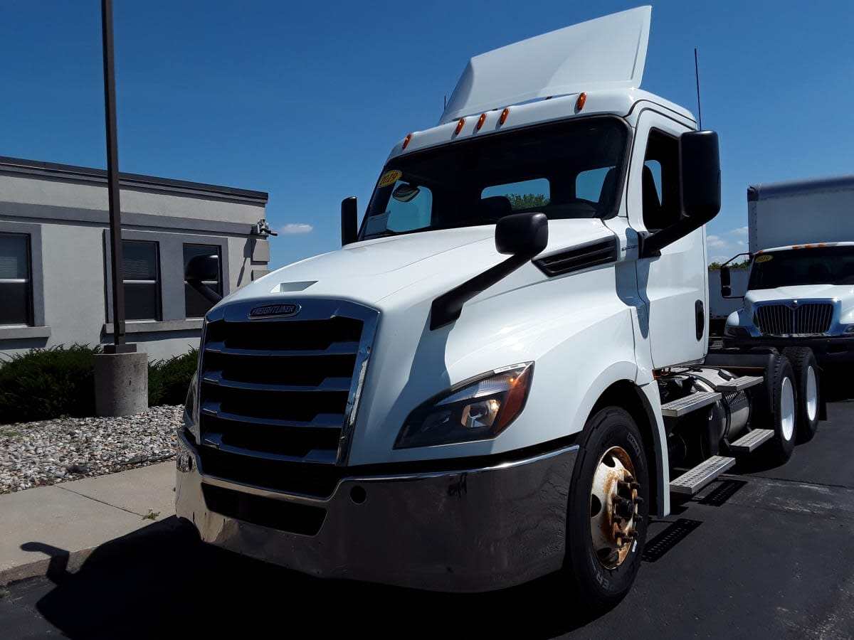 2019 FREIGHTLINER CASCADIA 126 in Altoona, IA