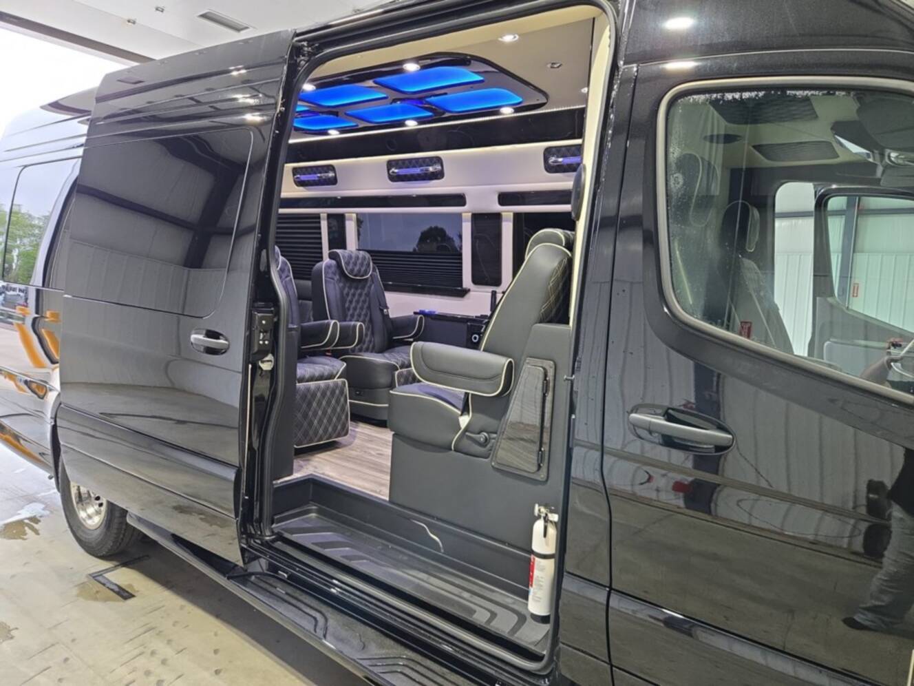 A photo of this 2027 Ultimate Toys LIMO J PRO