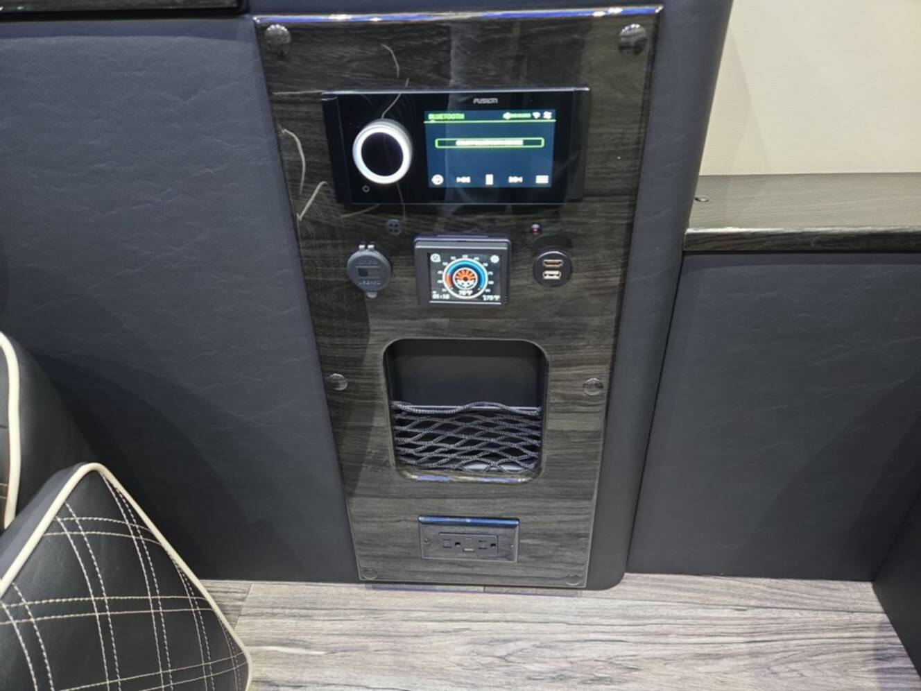 A photo of this 2027 Ultimate Toys LIMO J PRO