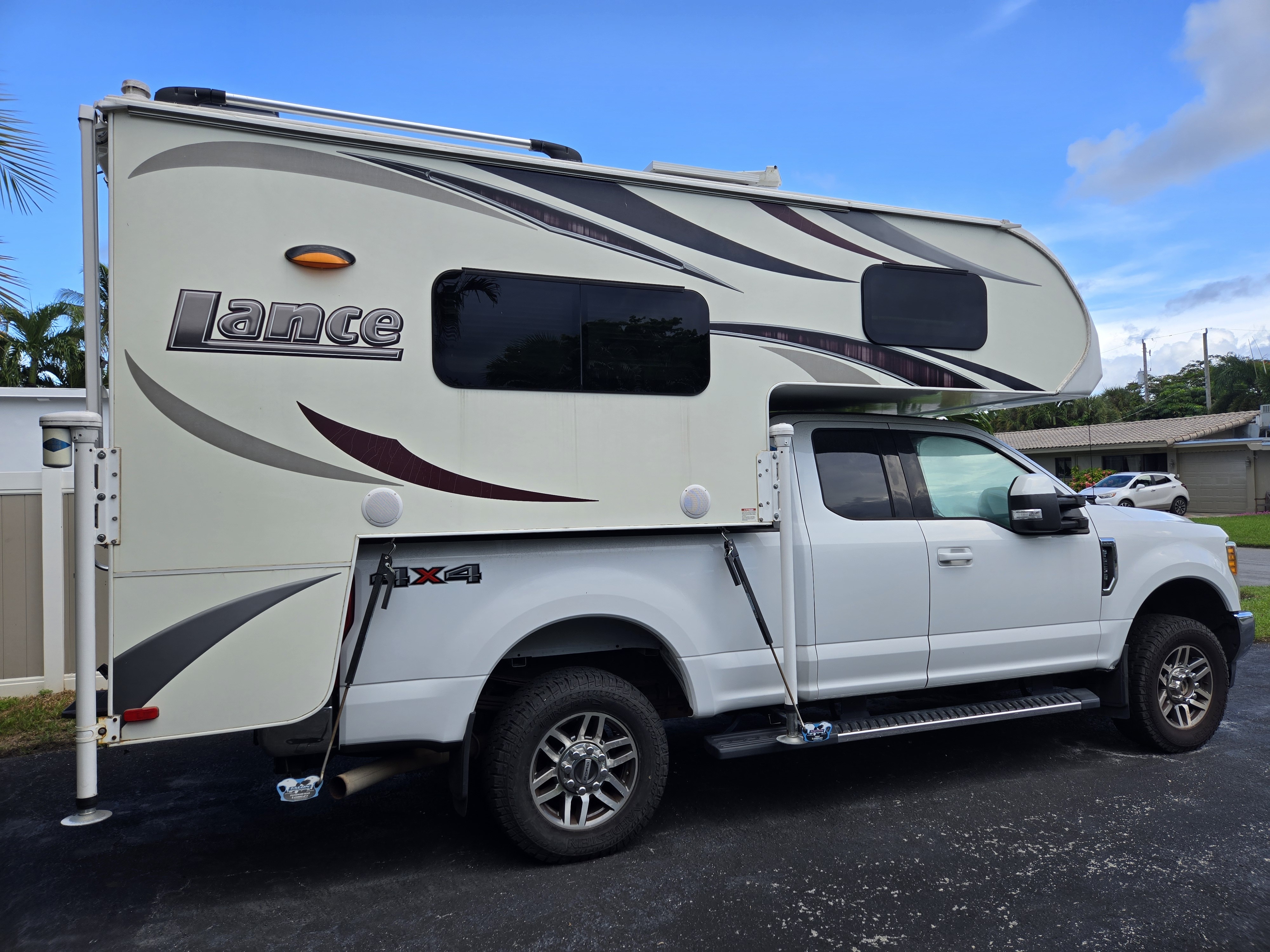 2017 Lance 825 TRUCK CAMPER RV