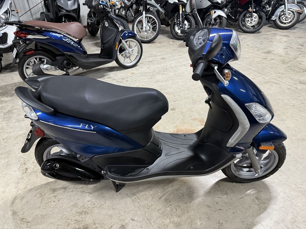 2012 Piaggio Fly 50 4V 50 in Francis Creek, WI