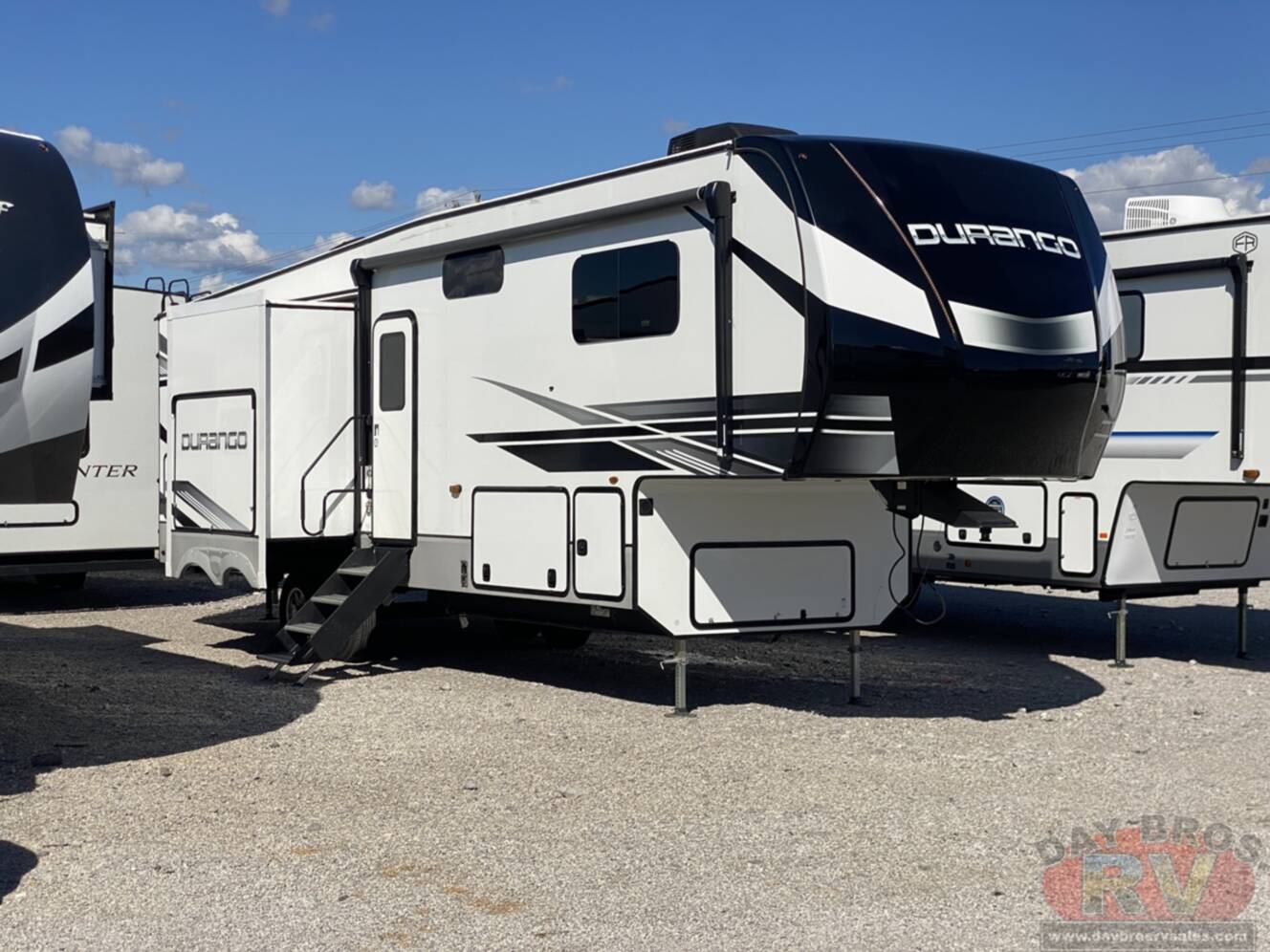 A photo of this 2023 Kz Durango D321RKT