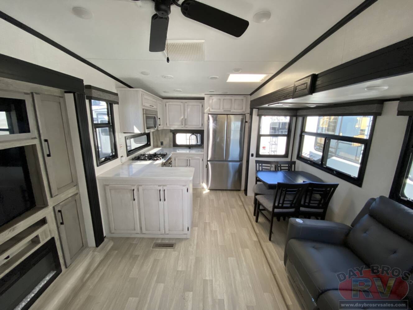 A photo of this 2023 Kz Durango D321RKT