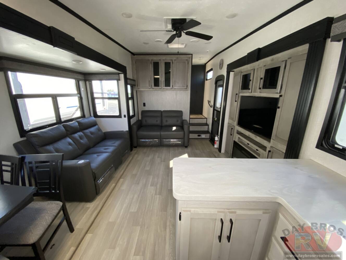 A photo of this 2023 Kz Durango D321RKT