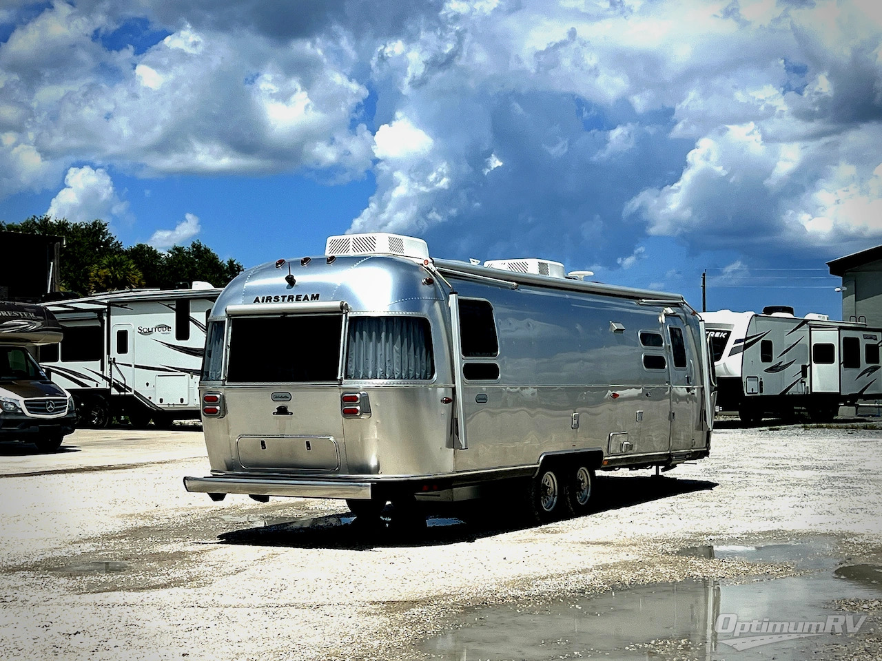 2023 Airstream Globetrotter 30RB in mims FL
