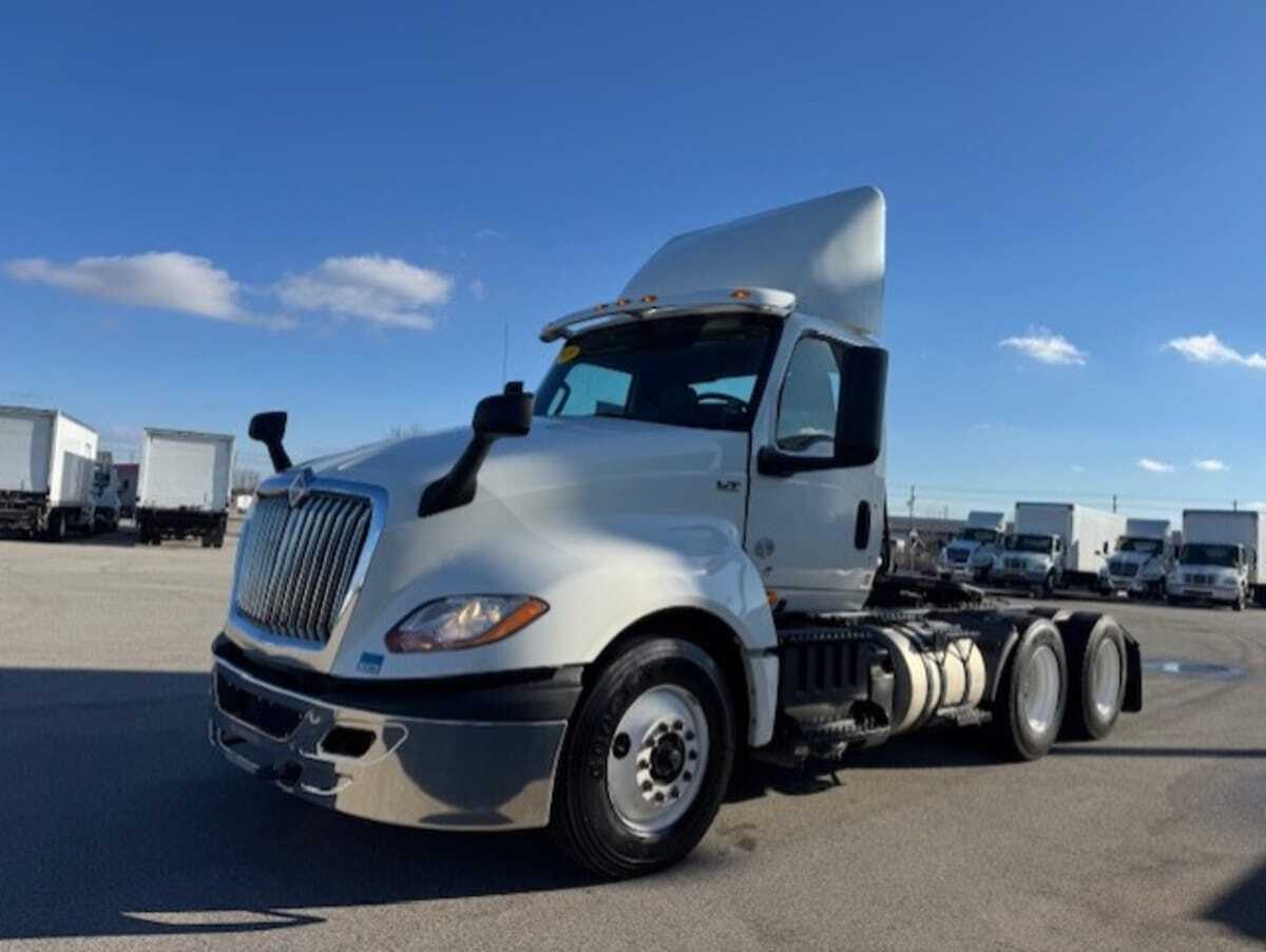 2019 INTERNATIONAL LT625 DAYCAB T/A in Clarksville, IN