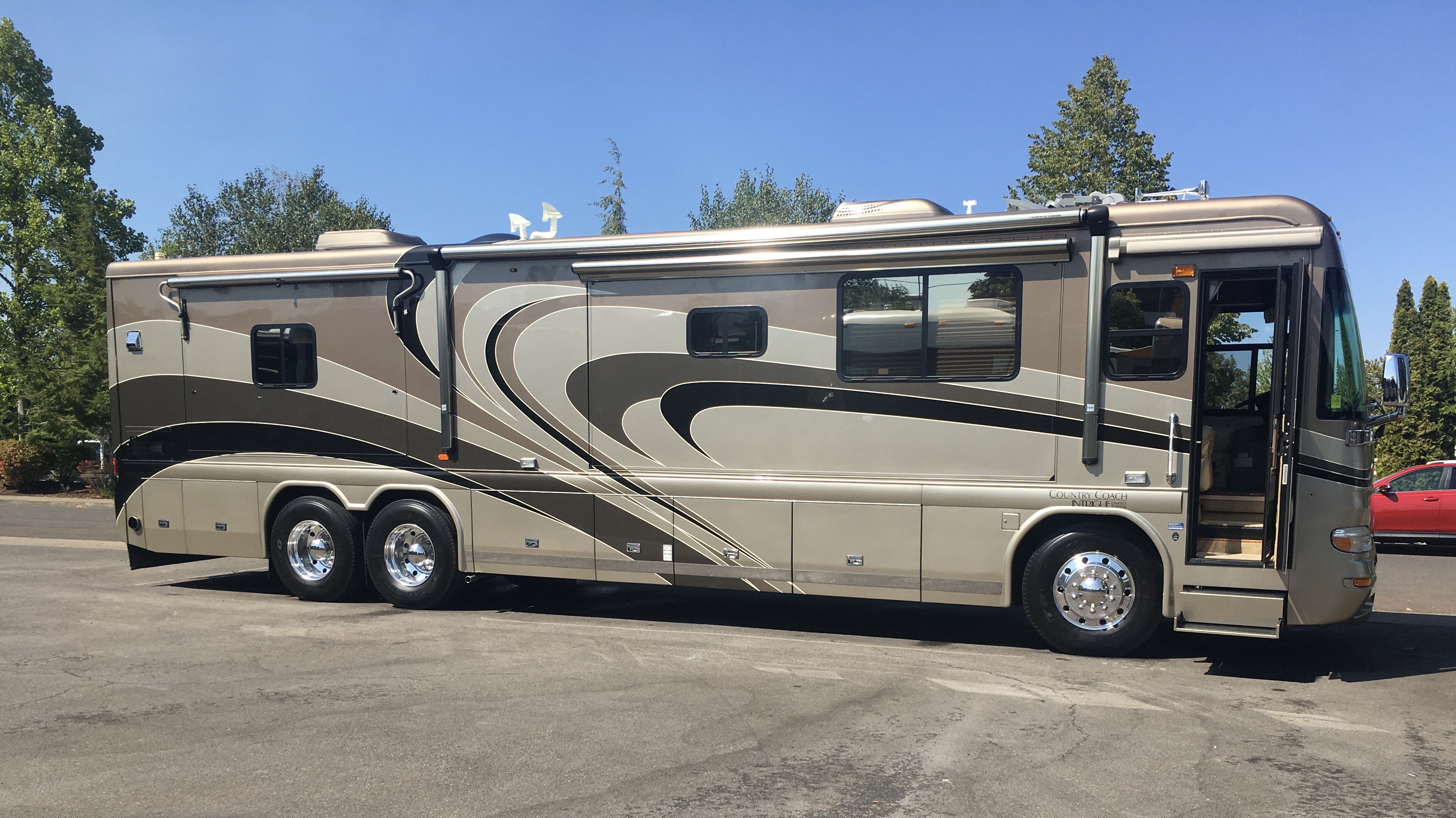 2005 Country Coach INTRIGUE 525HP RV