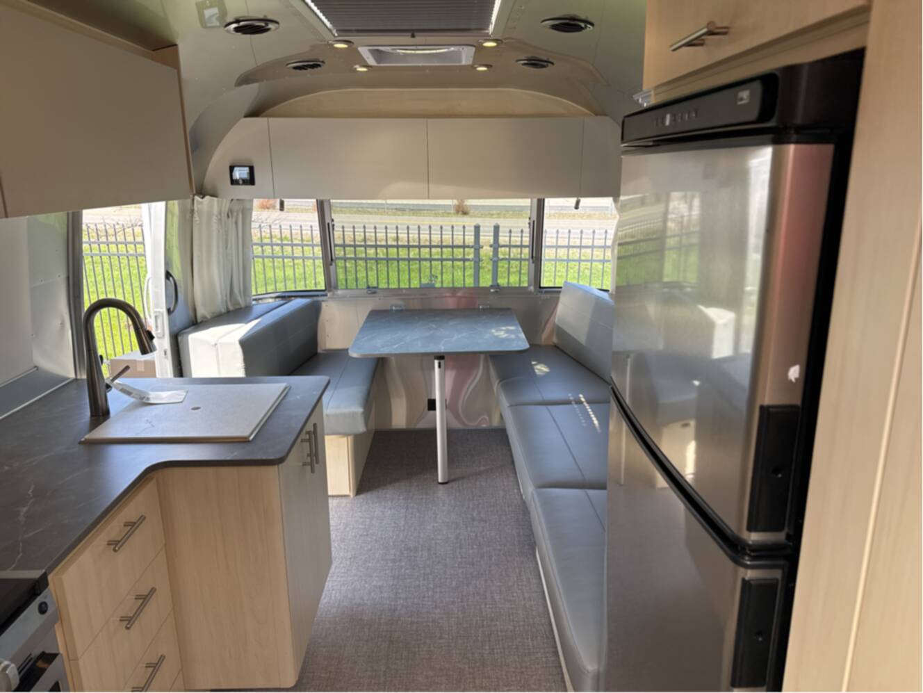 A photo of this 2025 Airstream FLYING CLOUD 27FB QUEEN