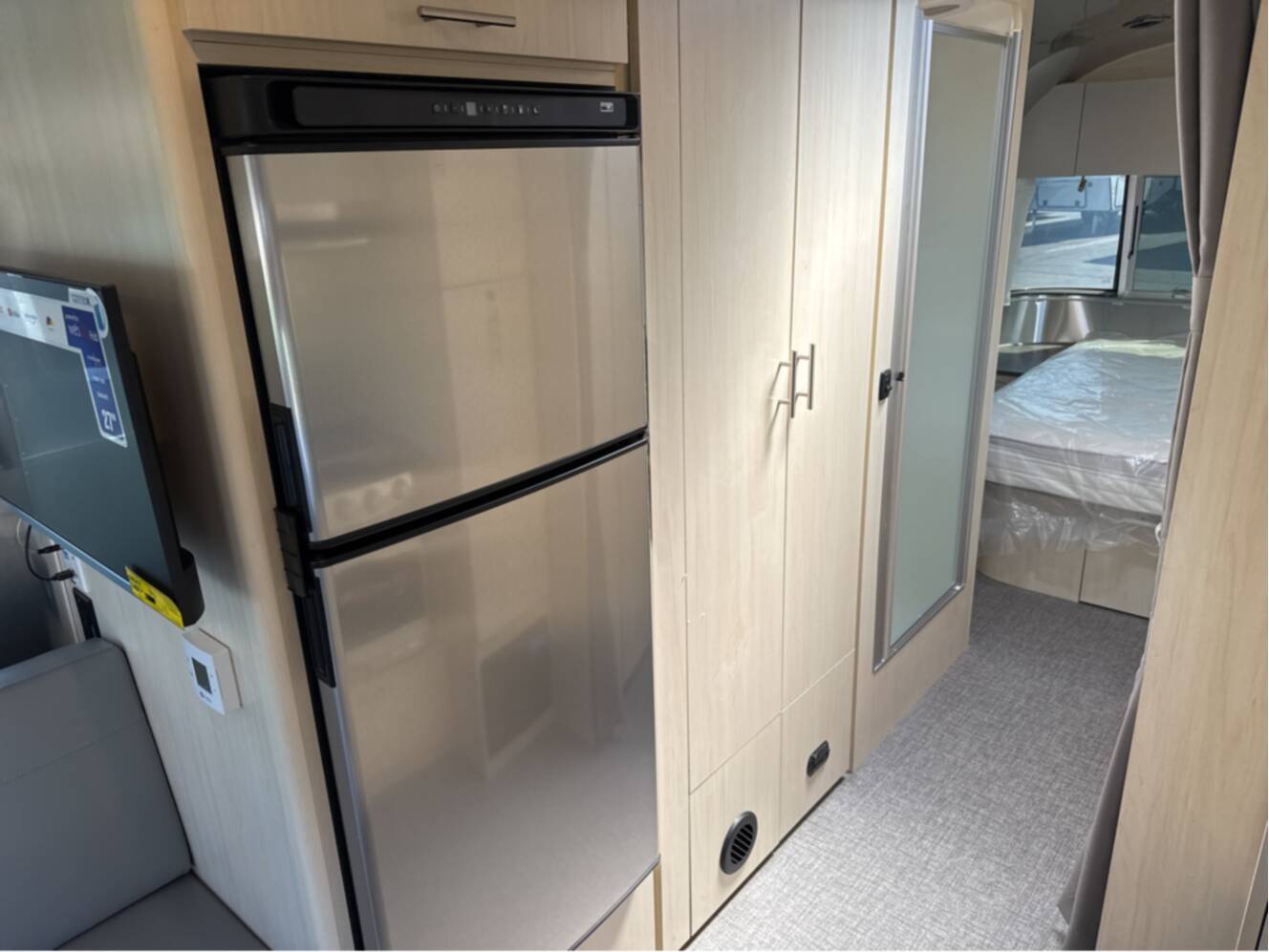 A photo of this 2025 Airstream FLYING CLOUD 27FB QUEEN