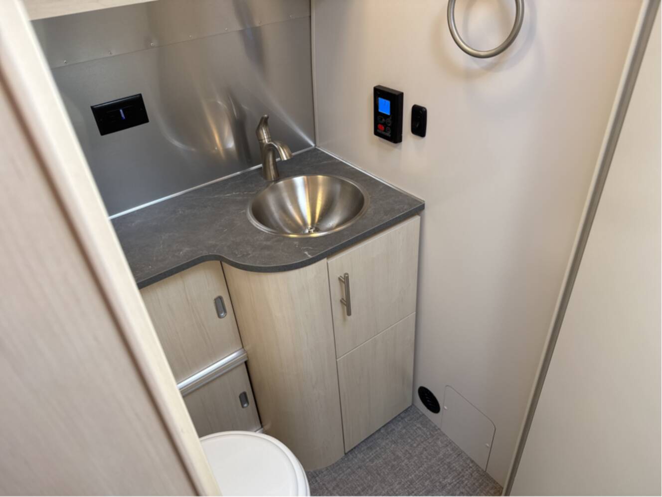 A photo of this 2025 Airstream FLYING CLOUD 27FB QUEEN